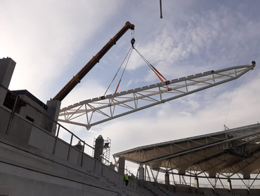 Erste Konstruktionselemente der Tribünenüberdachung des ŁKS (Lodzer Sportklub) Stadions - Cermont