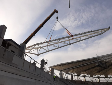 Pierwsze elementy konstrukcyjne zadaszenia trybun stadionu ŁKS - Cermont